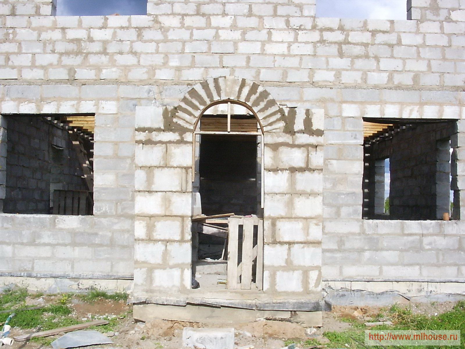 Монтаж конструкций и отливка арочной перемычки стены