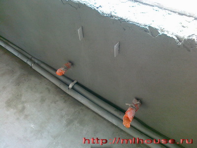 демонтированы радиаторы, выводы труб закрыты пленкой