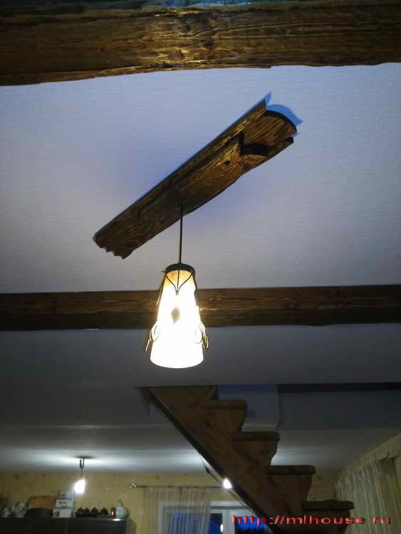 Готовый светильник на потолке